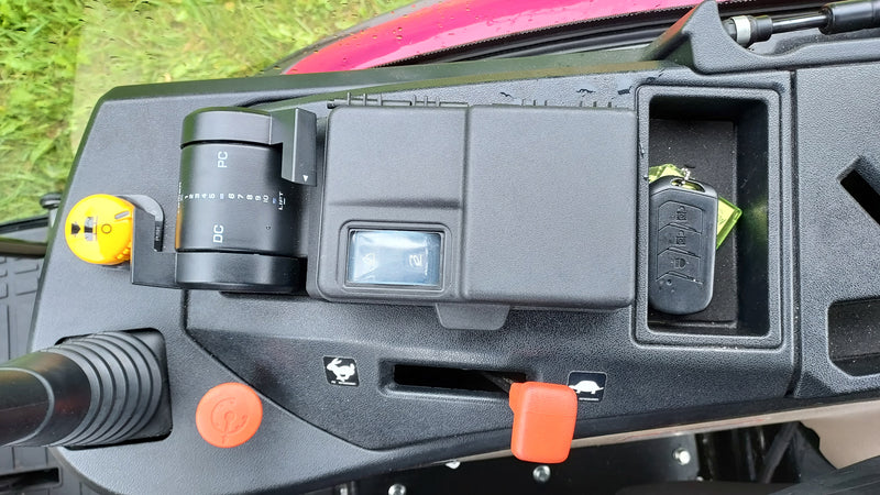 MAHINDRA 2126 HST W/CAB & LOADER 2126P14CHIL