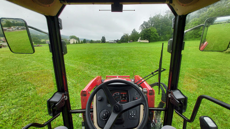 MAHINDRA 2126 HST W/CAB & LOADER 2126P14CHIL