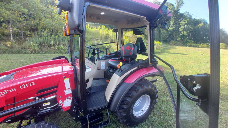 MAHINDRA 2126 HST W/CAB & LOADER 21264CHIL