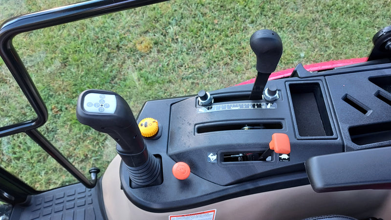 MAHINDRA 2126 HST W/CAB & LOADER 21264CHIL