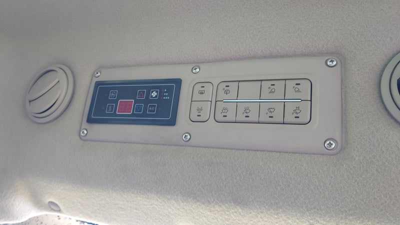 MAHINDRA 2126 HST W/CAB & LOADER 21264CHIL